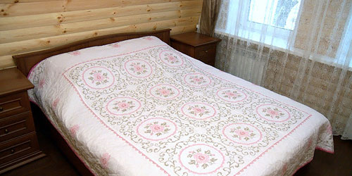 спальная комната - двухместная кровать и вышитое вручную старинное покрывало