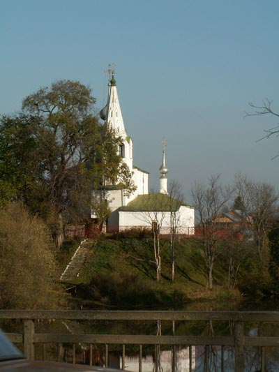 Вид с моста на Козьмодемьянскую церковь